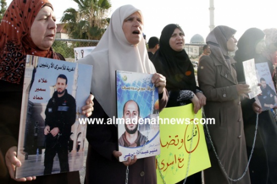 عمان : ذوو أسرانا في إسرائيل يقيدون أنفسهم بالسلاسل ( صور )